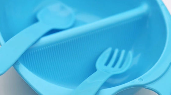 وعاء بلاستيك للأطفال لمدة 3 أشهر مع ملعقة شوكة